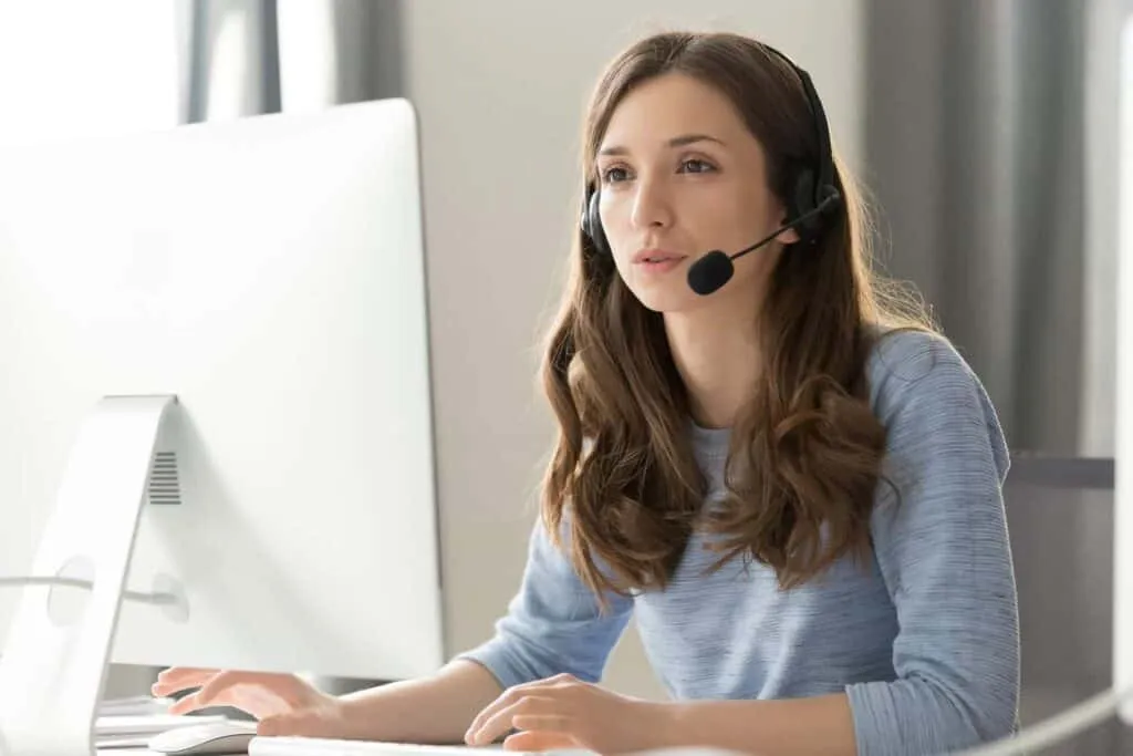 Employee-headset-call-center-1