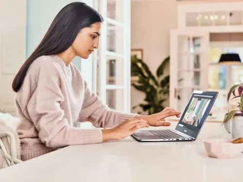 microsoft-teams-vrouw-werkt-op-laptop