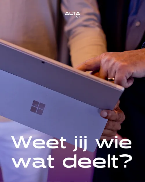 Twee personen bekijken samen een Microsoft Surface met de tekst Weet jij wie wat deelt