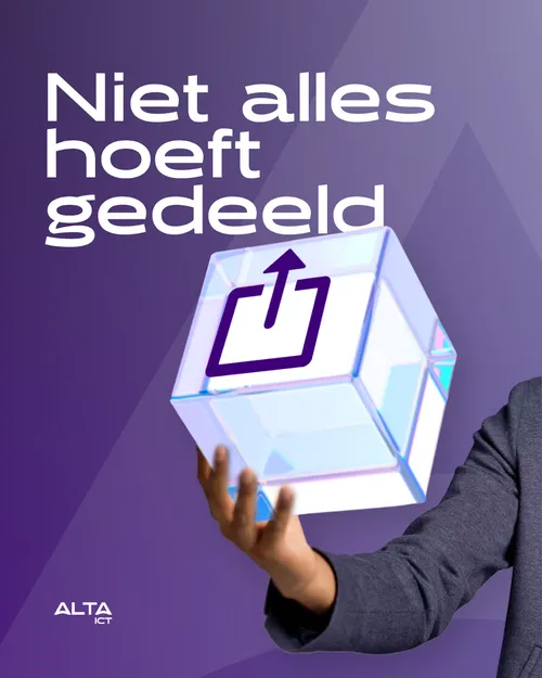 ALTA-ICT visual met tekst ‘Niet alles hoeft gedeeld’, hand houdt 3D-datacube met deel-icoon vast ALTA-ICT visual met tekst 'Niet alles hoeft gedeeld', hand houdt 3D-datacube met deel-icoon vast